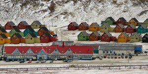 Η πόλη Longyearbyen με τους 2.000 κατοίκους. Φωτογραφία: Wikipedia 