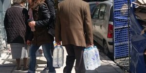 Οι Θεσσαλονικείς σπεύδουν να αγοράσουν νερό