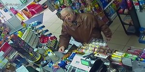 O Σεργκέι Σκριπάλ διακρίνεται σε βίντεο κλειστού κυκλώματος καταστήματος στις 27 Φεβρουαρίου (Φωτογραφία: ΑΡ) 