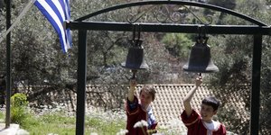 ΤΗν καμπάνα την χτυπάνε οι νιόπαντροι