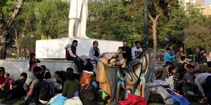 Στο άγαλμα του Βενιζέλου μένουν περίπου 60 πρόσφυγες -Φωτογραφίες Intimenews