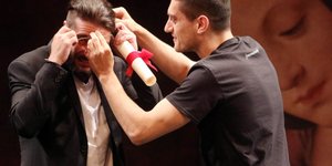 Ο περσινός νικητής Κωνσταντίνος Μπιμπής παίρνει το Σταυρό του Χορν από τον Αργύρη Πανταζάρα