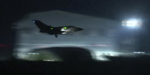 Βρετανικό αεροσκάφος σηκώνεται από τη βάση στο Ακρωτήρι (Φωτογραφία: AP)