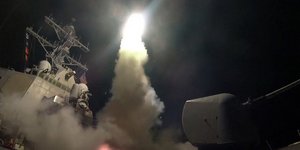 Πύραυλος εκτοξεύεται από το αμερικανικό καταδρομικό USS Porter (Φωτογραφία: AP/ Ford Williams)