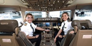 Η Μάρθα Χατζηηλιάδου αριστερά