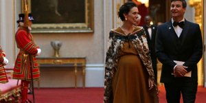 Η πρωθυπουργός της Νέας Ζηλανδίας με το σύζυγό της στο παλάτι του Μπάκιγχαμ. Φωτογραφία: AP