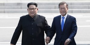 Ο ηγέτης της Β. Κορέας με τον πρόεδρο της Ν. Κορέας (Φωτογραφία: AP)