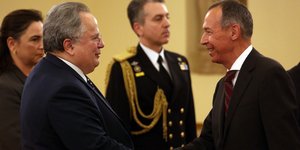 Ο Ρώσος πρέσβης με τον Νίκο Κοτζιά (Φωτογραφία: ΑΠΕ-ΜΠΕ/Αλέξανδρος Μπελτές)