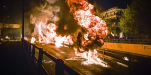 «Εκρηκτική» Ανάσταση στον Ν. Κόσμο (Φωτογραφία: EUROKINISSI/ ΤΑΤΙΑΝΑ ΜΠΟΛΑΡΗ)