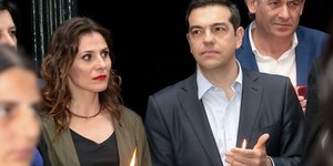 Ο Αλέξης Τσίπρας με την σύντροφό του το βράδυ της Ανάστασης το 2017- Φωτογραφία: INTIME