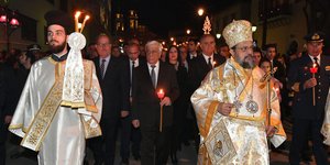 Ο πρόεδρος της Δημοκρατίας στην περιφορά Επιταφίου στην Καλαμάτα -Φωτογραφίες: EUROKINISSI