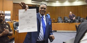O Ρίτσαρντ Φίλιπς δείχνει περιχαρής στο φακό την απόφαση της οριστικής αθώωσής του (Φωτογραφία: ΑΡ)