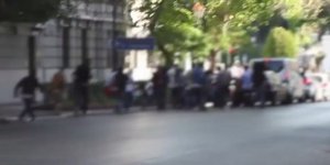 Στιγμιότυπο από την επίθεση του Ρουβίκωνα με μπογιές στην πρεσβεία της Γαλλίας