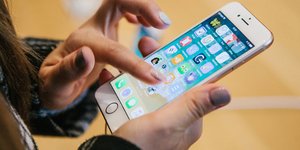Φωτογραφία: Shutterstock - Πλοήγηση σε ένα iPhone