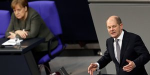 Ο Ολαφ Σόλτς και η Ανγκελα Μέρκελ -Φωτογραφία: AP Photo