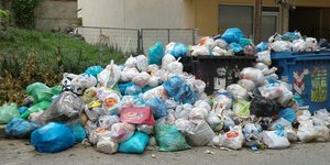 Πνιγμένο στα σκουπίδια το Αίγιο /Φωτογραφία: aigialeianews.gr