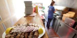 Επιχειρήσεις σε εστίαση και λιανεμπόριο ανάχωμα στην ανεργία/ Φωτογραφία: Eurokinissi