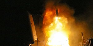 Εκτόξευση πυραύλου από αμερικανικό καταδρομικό (Φωτογραφία: AP/ Lt. j.g. Matthew Daniels)