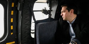 Ο πρωθυπουργός αποχαιρετά τον σμηναγό Γιώργο Βαλταδώρο -Φωτογραφία αρχείου: Intimenews