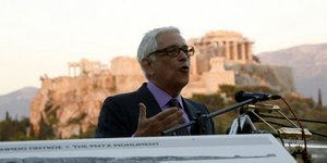 Ο Αλέξανδρος Νεχαμάς γεννήθηκε το 1946 στην Αθήνα