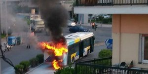 Το λεωφορείο στην Νίκαια/ Φωτογραφία: ANT1