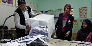 Με τους πολιτικούς να κατηγορούνται για διαφθορά και νεποτισμό