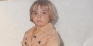 Ελληνίδα τραγουδίστρια σε παιδική ηλικία