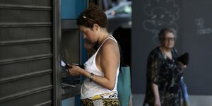 Ανάληψη από ΑΤΜ /Φωτογραφία Αρχείου: Intime News