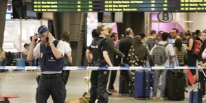 Η αστυνομία αναζητά τον άνθρωπο που πυροβόλησε στον σιδηροδρομικό σταθμό (Φωτογραφία: AP/ Sylvain Plazy)