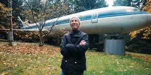 Ο Μπρους Κάμπελ ποζάρει μπροστά στο «σπίτι» του (Φωτογραφία: YouTube) 