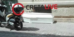 Παράτησαν φέρετρο σε πεζόδρομο (Φωτογραφία: cretalive)
