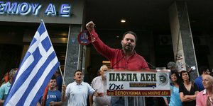 Ο Νίκος Φωτόπουλος σε συγκέντρωση έξω από τη ΔΕΗ /Φωτογραφία Αρχείου: Intime News