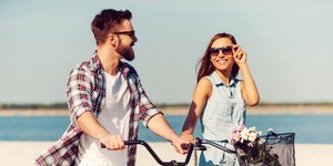 Ζευγάρι με ποδήλατο /Φωτογραφία: Shutterstock