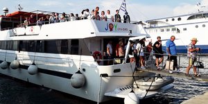 Πλοίο "Azimut"/ Φωτογραφία: ermisnews.gr