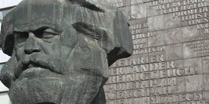 Άγαλμα του Καρλ Μαρξ στη γεετειρά του. Φωτογραφία: AP