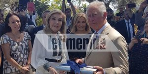 Ο πρίγκιπας Κάρολος με «ξεναγούς» τη Μαριάννα Βαρδινογιάννη και τη Μαρέβα Μητσοτάκη στη βίλα Αριάδνη
