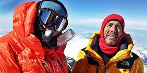 Στην κορυφή του όρους Κανγκτσεντζούνγκα