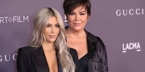 Η Κιμ Καρντάσιαν με τη μητέρα της Κρις Τζένερ. Φωτογραφία: AP