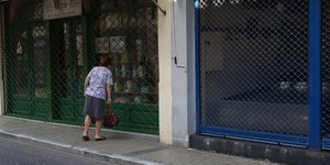 Κλειστά καταστήματα & ερημιά σε Λέσβο λόγω άφιξης Τσίπρα / Φωτογραφία: ΑΠΕ ΜΠΕ/ΟΡΕΣΤΗΣ ΠΑΝΑΓΙΩΤΟΥ