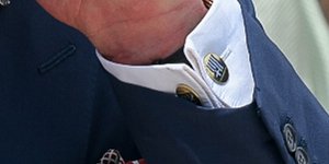 Η ελληνική λεπτομέρεια στα μανικετόκουμπα του πρίγκιπα Καρόλου / Φωτογραφία: Intimenews/ΛΙΑΚΟΣ ΓΙΑΝΝΗΣ