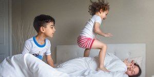 Μητρότητα είναι να μην μπορείς να κοιμηθείς λίγο παραπάνω. Φωτογραφία: Facebook/ Pictures by GG