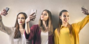 Νεαρές κοπέλες βγάζουν selfie /Φωτογραφία: Shutterstock