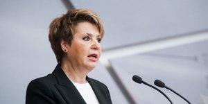 Φωτογραφία: Η υπουργός Διοικητικής Ανασυγκρότησης