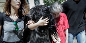 Η 19χρονη παιδοκτόνος οδηγείται στον ανακριτή/Φωτογραφία: Eurokinissi