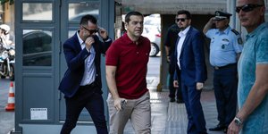 Ο πρωθυπουργός προσερχόμενος στη συνεδρίαση της ΠΓ του ΣΥΡΙΖΑ/Φωτογραφία: Eurokinissi