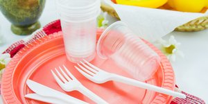 Πλαστικά πιάτα και μαχαιροπίρουνα/Φωτογραφία: Shutterstock