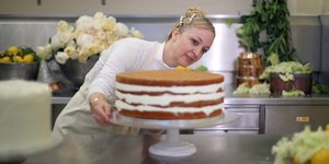 Η ζαχαροπλάστης Κλερ Πτακ επί το έργο. Φωτογραφία: AP