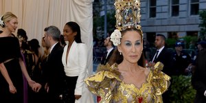 Η Σάρα Τζέσικα Πάρκερ στο Met Gala. Φωτογραφία: AP
