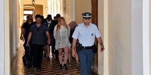 Μέλη του Ρουβίκωνα στον Εισαγγελέα Σύρου (Φωτογραφία: syrostoday)