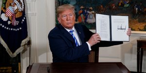 Ο Ντόναλντ Τραμπ επιδεικνύει το μνημόνιο επαναφοράς των αμερικανικών κυρώσεων στο Ιράν (Φωτογραφία: ΑΡ) 